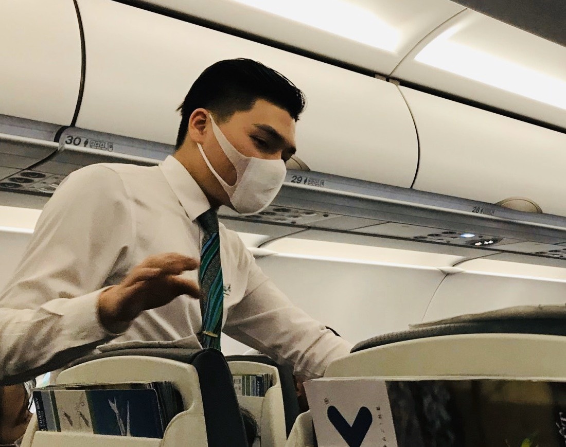 Tiep vien hang khong Viet dung khau trang de tranh virus corona hinh anh