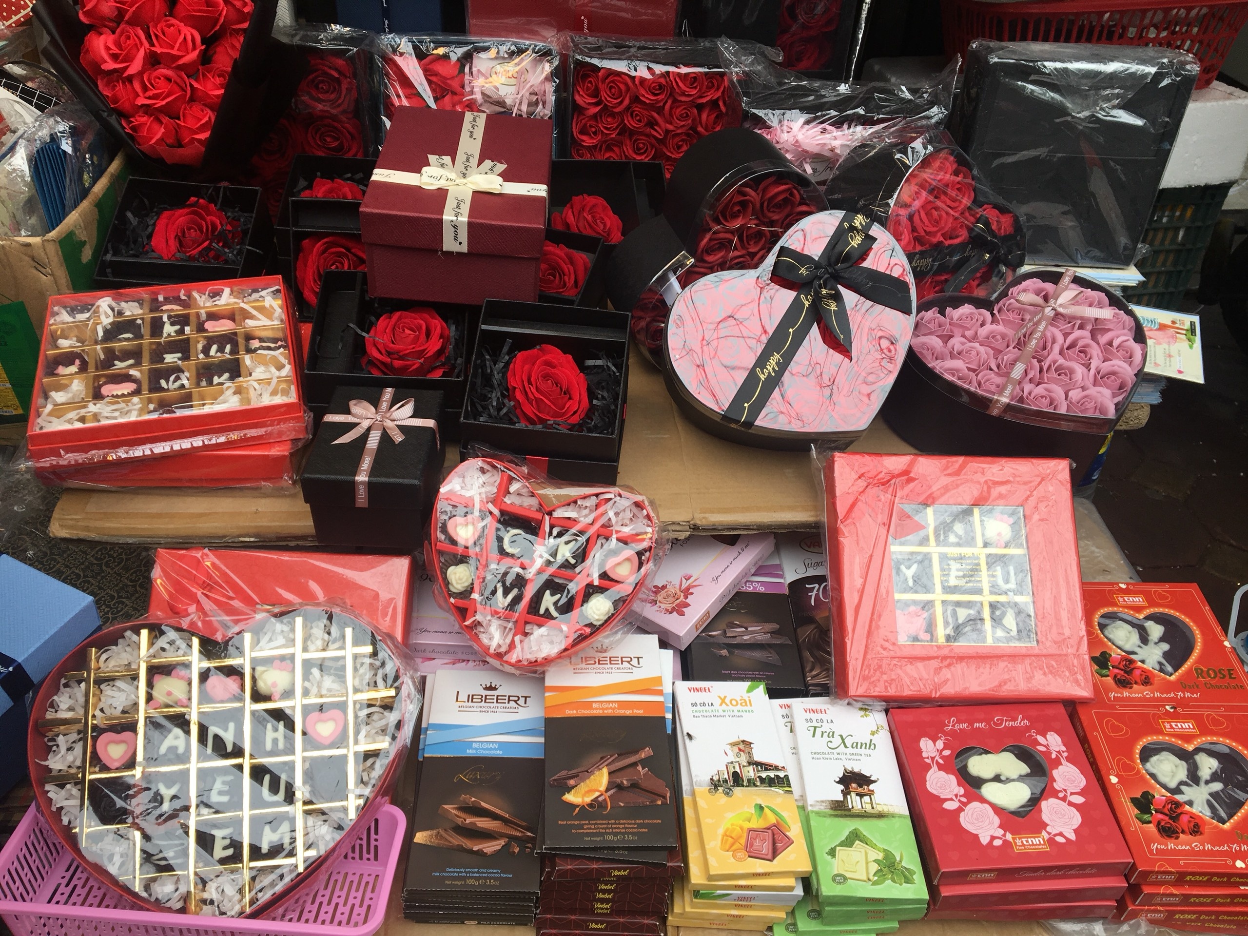 Qua Valentine nhon nhip tren mang giua dich virus corona hinh anh