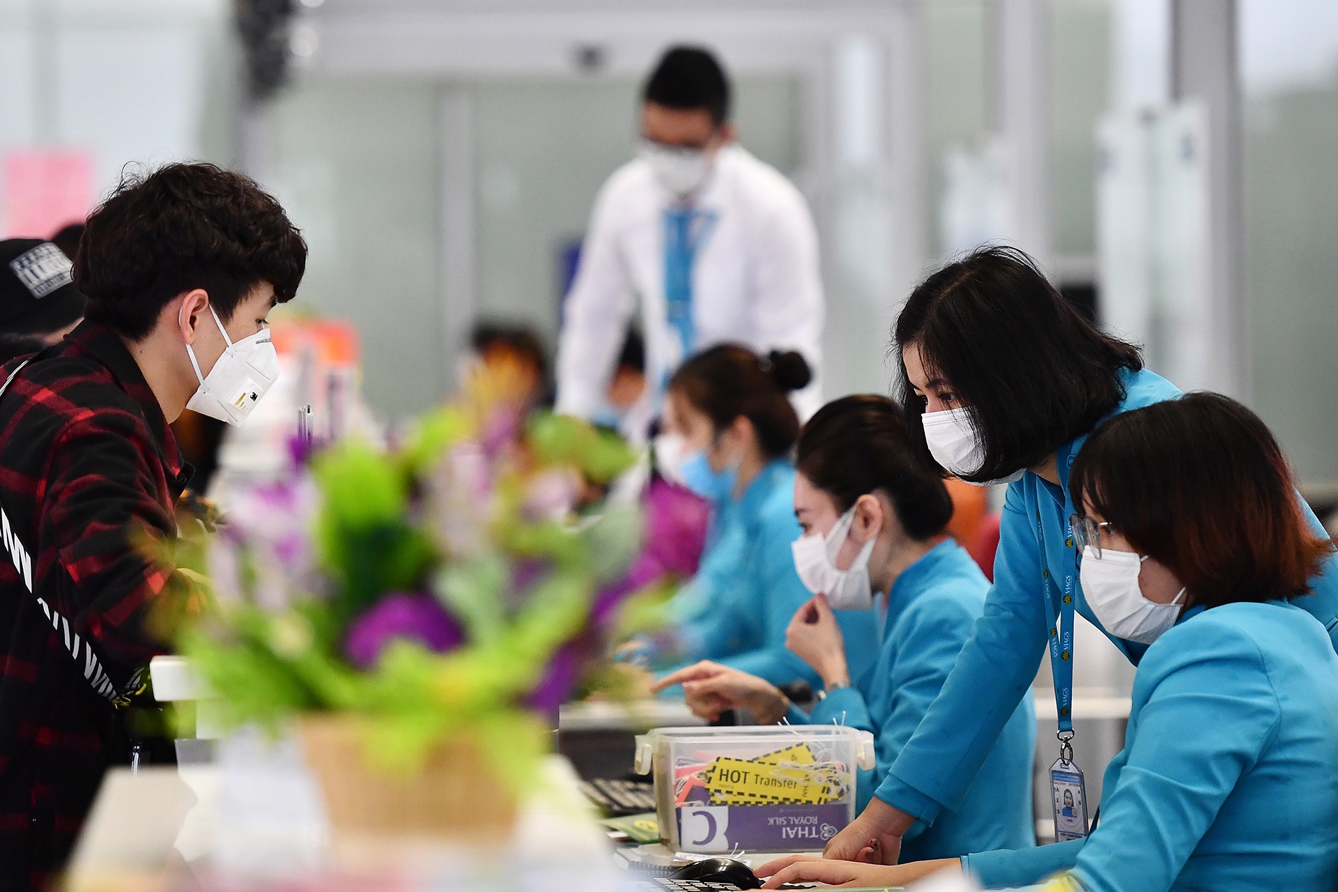 Vi sao gia ve may bay giam san, con 1 trieu cho khu hoi HN - TP.HCM? hinh anh