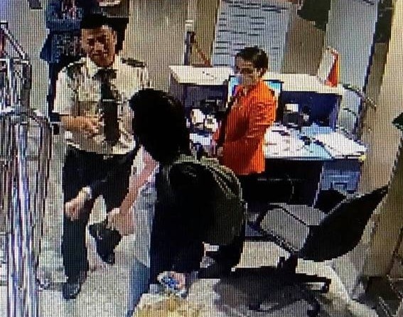 Bi phat qua ky, khach bay can nhan vien hang khong tai Tan Son Nhat hinh anh
