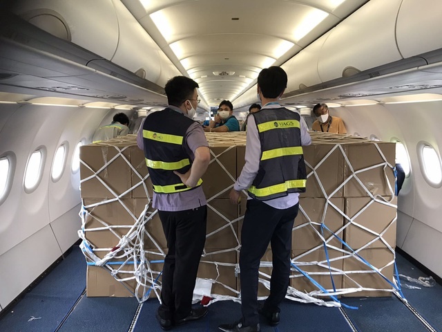 may bay chuyen sang cho hang covid-19 anh 2