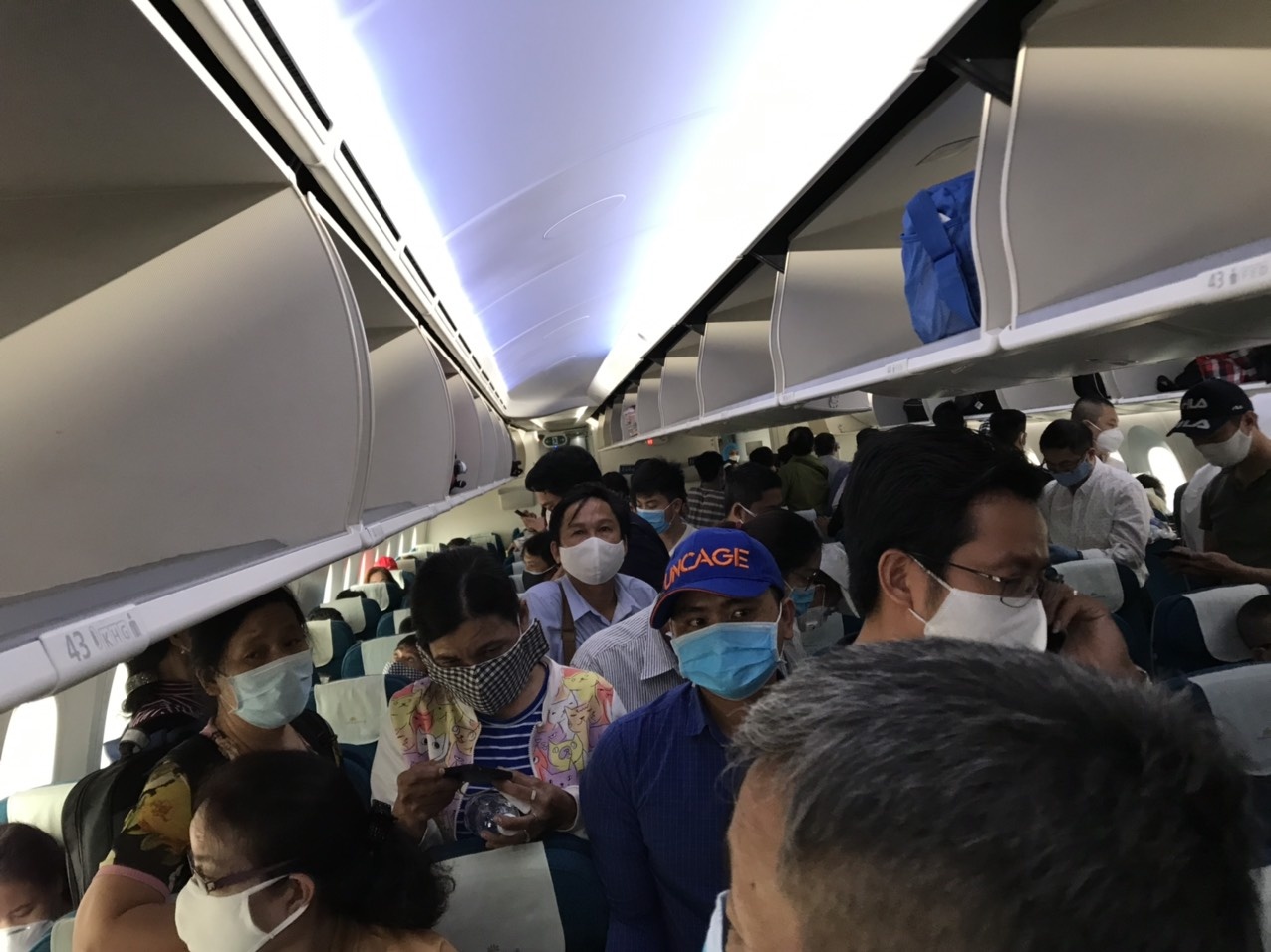 Hanh khach phan anh VNA khong gian cach ghe phong dich Covid-19 hinh anh