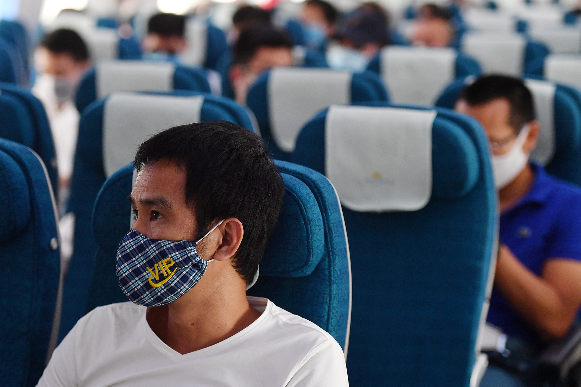 Gia ve may bay lai xuong day, khu hoi TP.HCM - Ha Noi con 1 trieu hinh anh