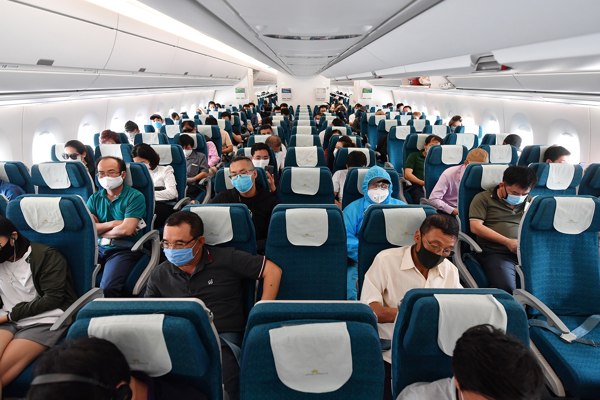 gian cach tren may bay anh 1