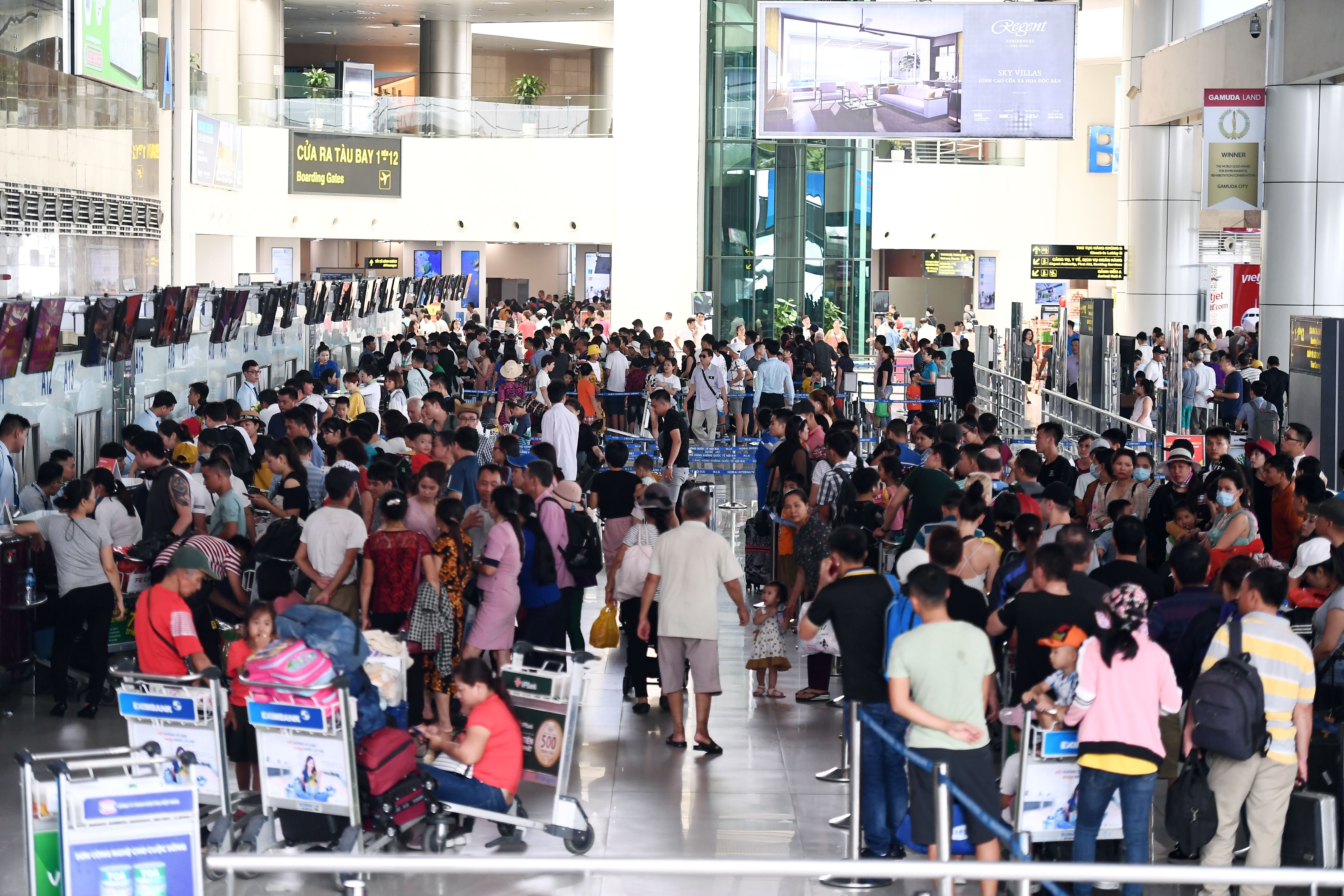 Dong cua san bay, dung khai thac nhieu chuyen bay vi bao so 7 hinh anh