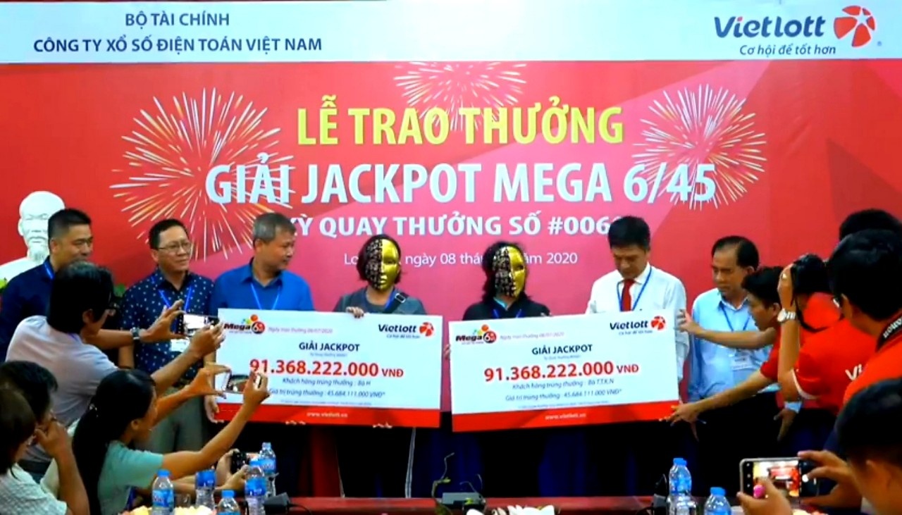 Hai phu nu giau mat chia nhau 91 ty dong tu Vietlott hinh anh