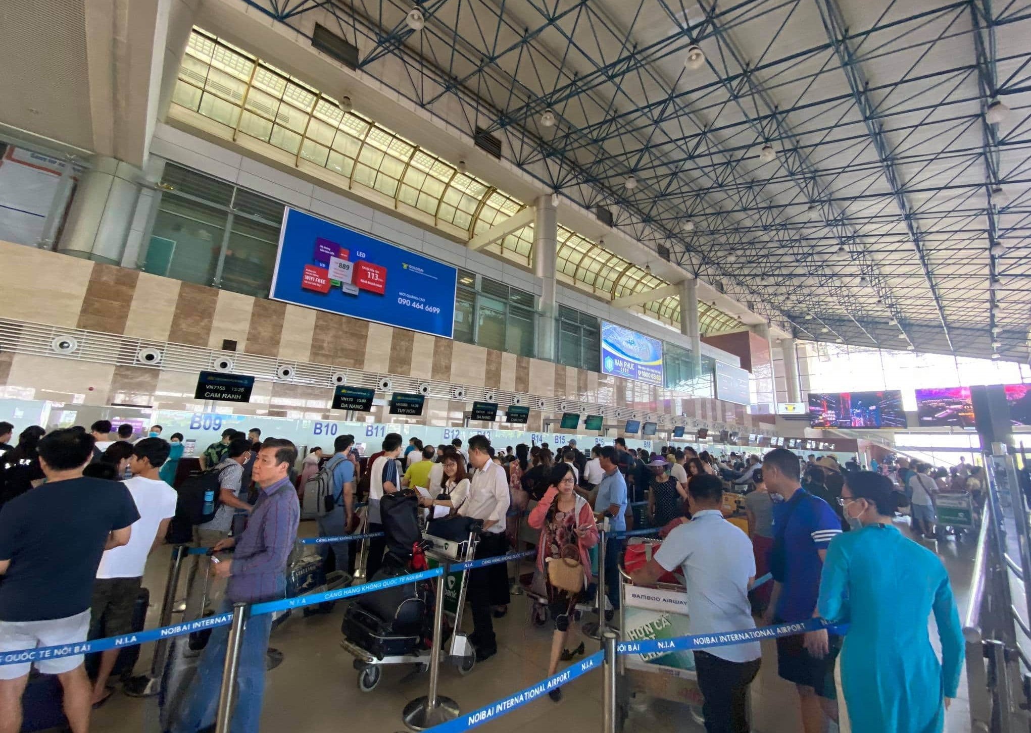 San bay Noi Bai dung phat loa thong bao tu 30/7 hinh anh