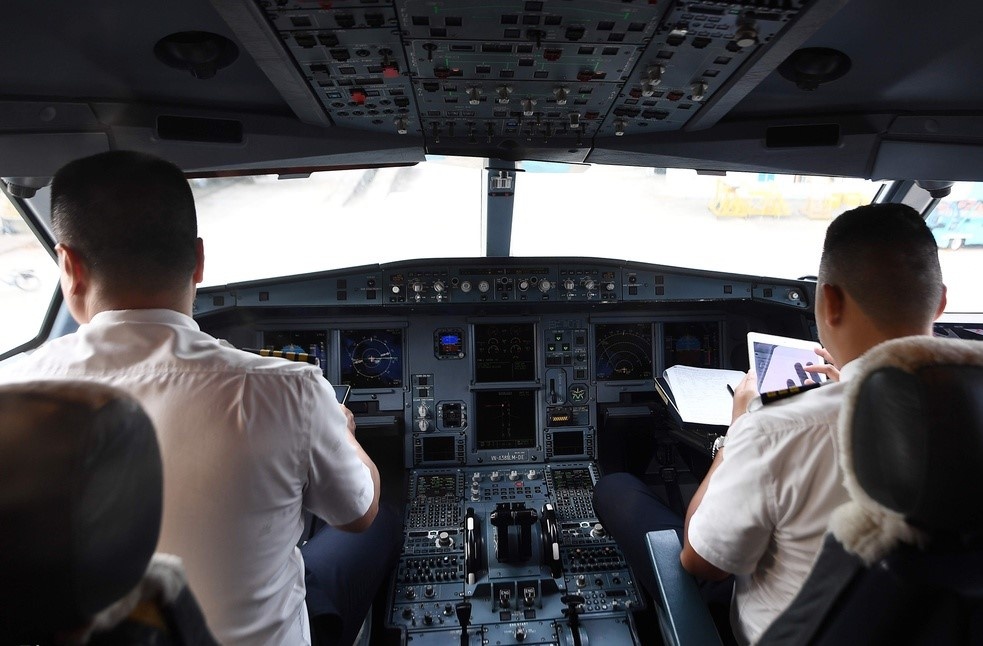 Vietnam Airlines giam mot nua luong tiep vien, phi cong hinh anh