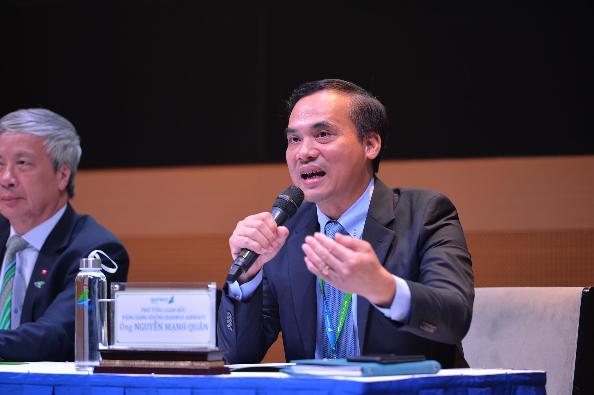 gia ve bay con dao thang 10 anh 1