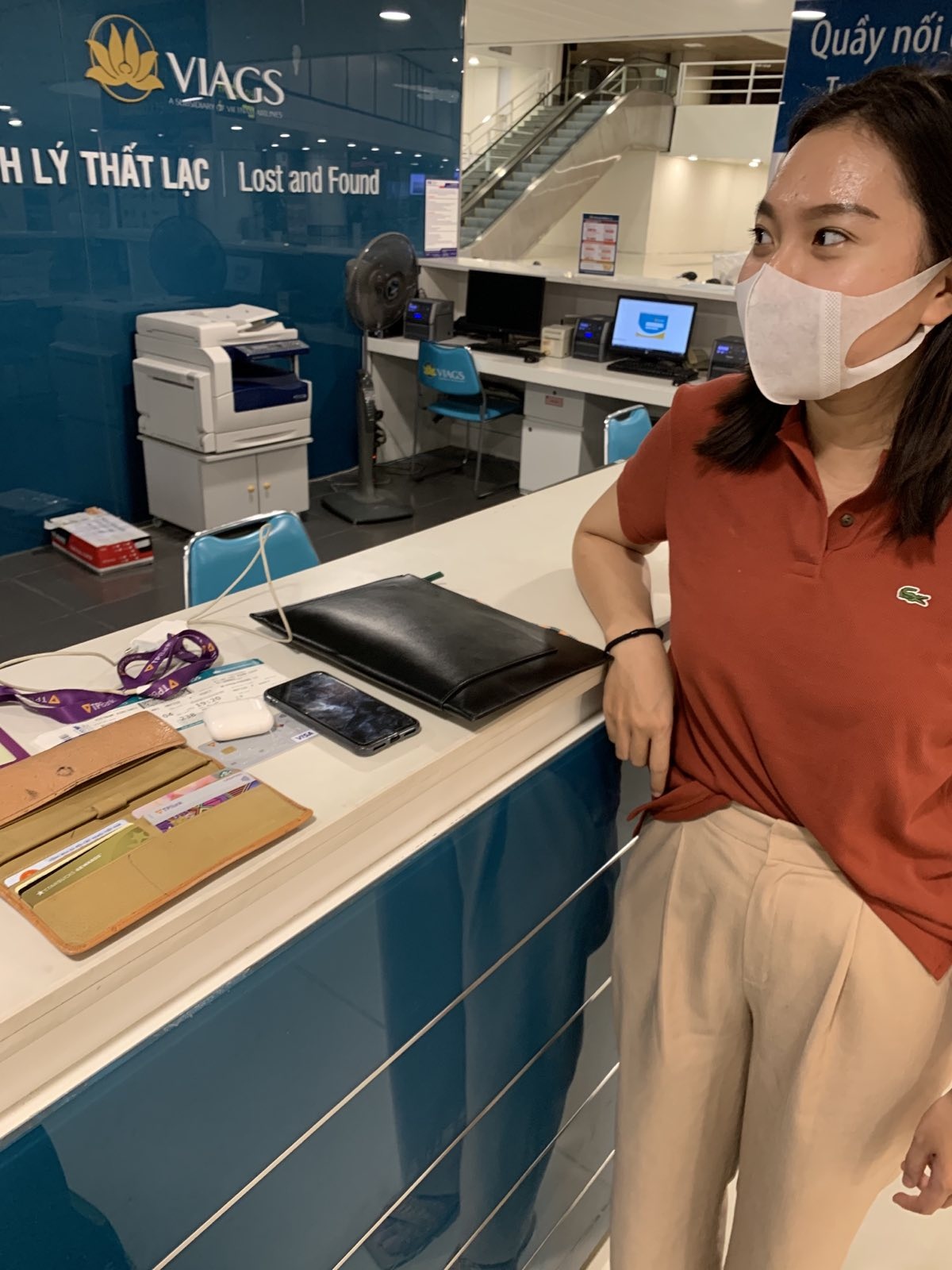 quen tien tren may bay anh 1