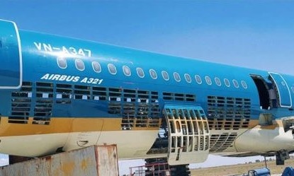 Cat vo may bay cu cua Vietnam Airlines lam hang luu niem hinh anh