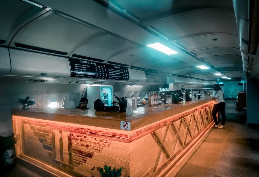 Ai se mua may bay cho khach da cu? hinh anh