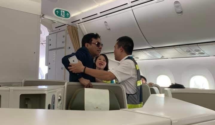 Nhung lan hanh khach Viet uy hiep an toan bay hinh anh