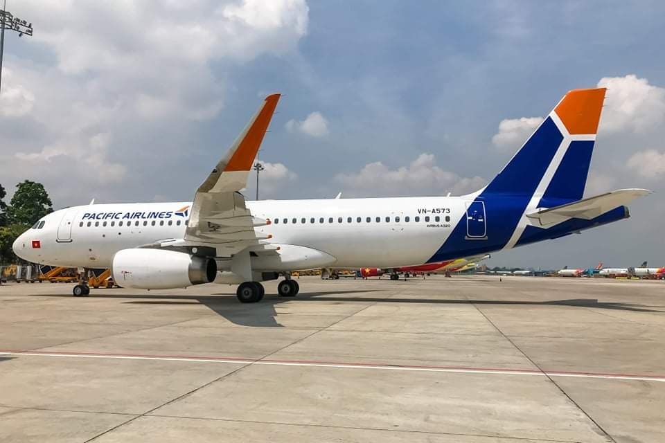 Tam giu mot hanh khach la het co bom tren may bay hinh anh