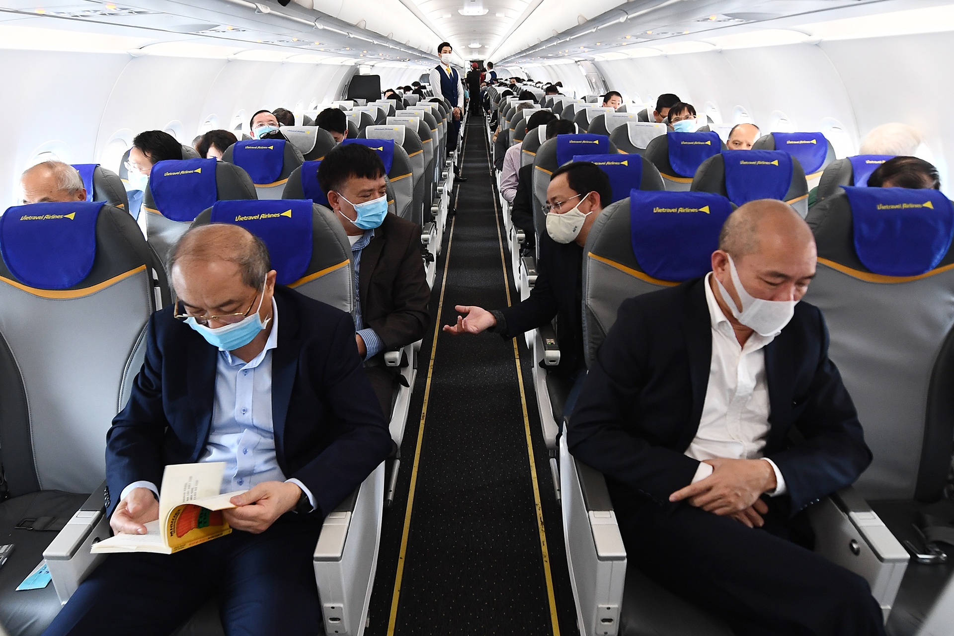 Gia ve may bay Tet tiep tuc giam sau hinh anh