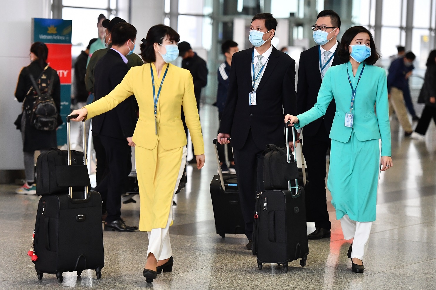 tiep vien vietnam airlines lay covid anh 1