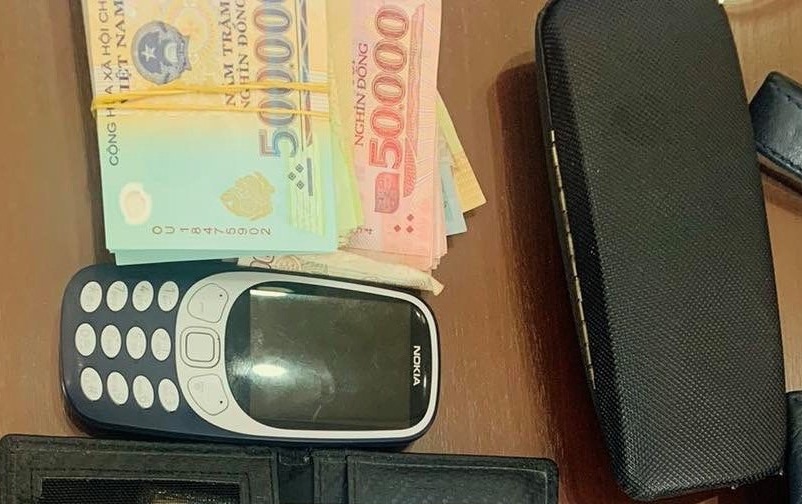 Khach bay tu Con Dao bo quen hon 60 trieu dong tren may bay hinh anh