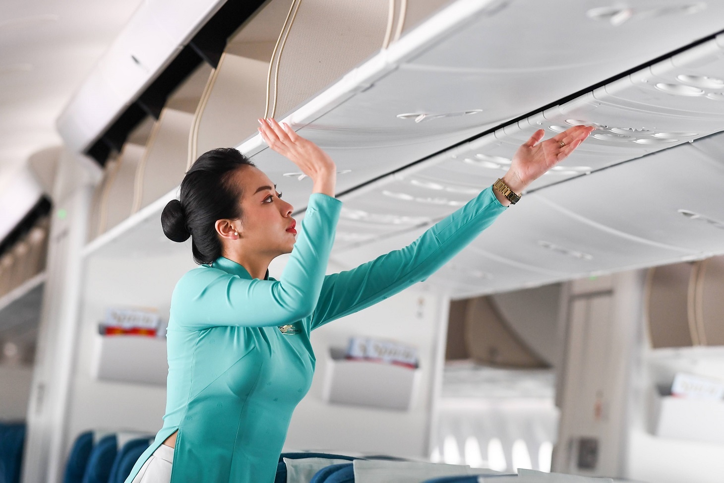 Tiep vien tra lai nhan kim cuong cho khach bay thuong gia hinh anh