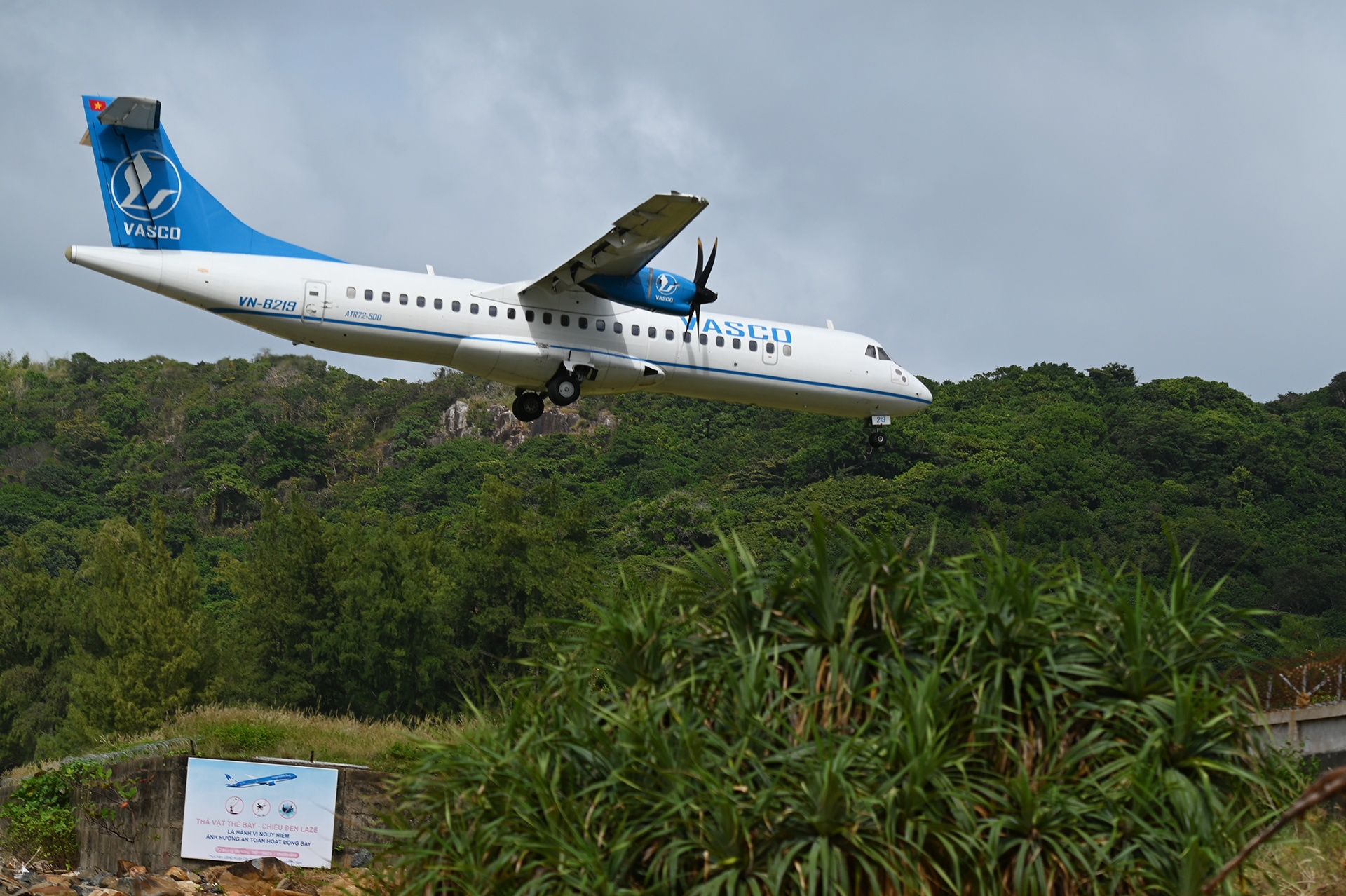 Khach bay tang vot, san bay Con Dao phai lap den bay dem hinh anh