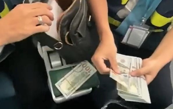 Mot hanh khach de quen hon 10.000 USD tren may bay hinh anh