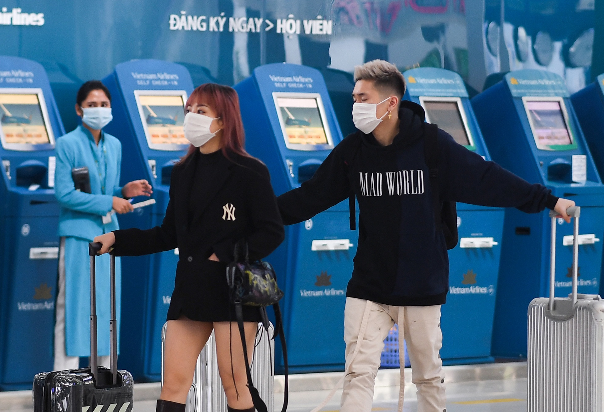 Cam bay 1 nam voi khach lang ma nhan vien hang khong hinh anh