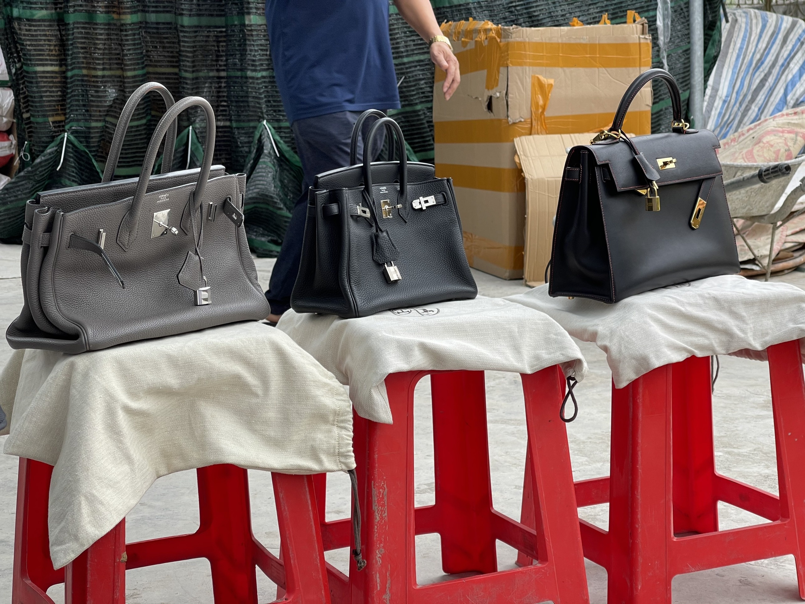 Kho hang gia thuong hieu Hermes 'lon nhat mien Bac' bi triet pha hinh anh
