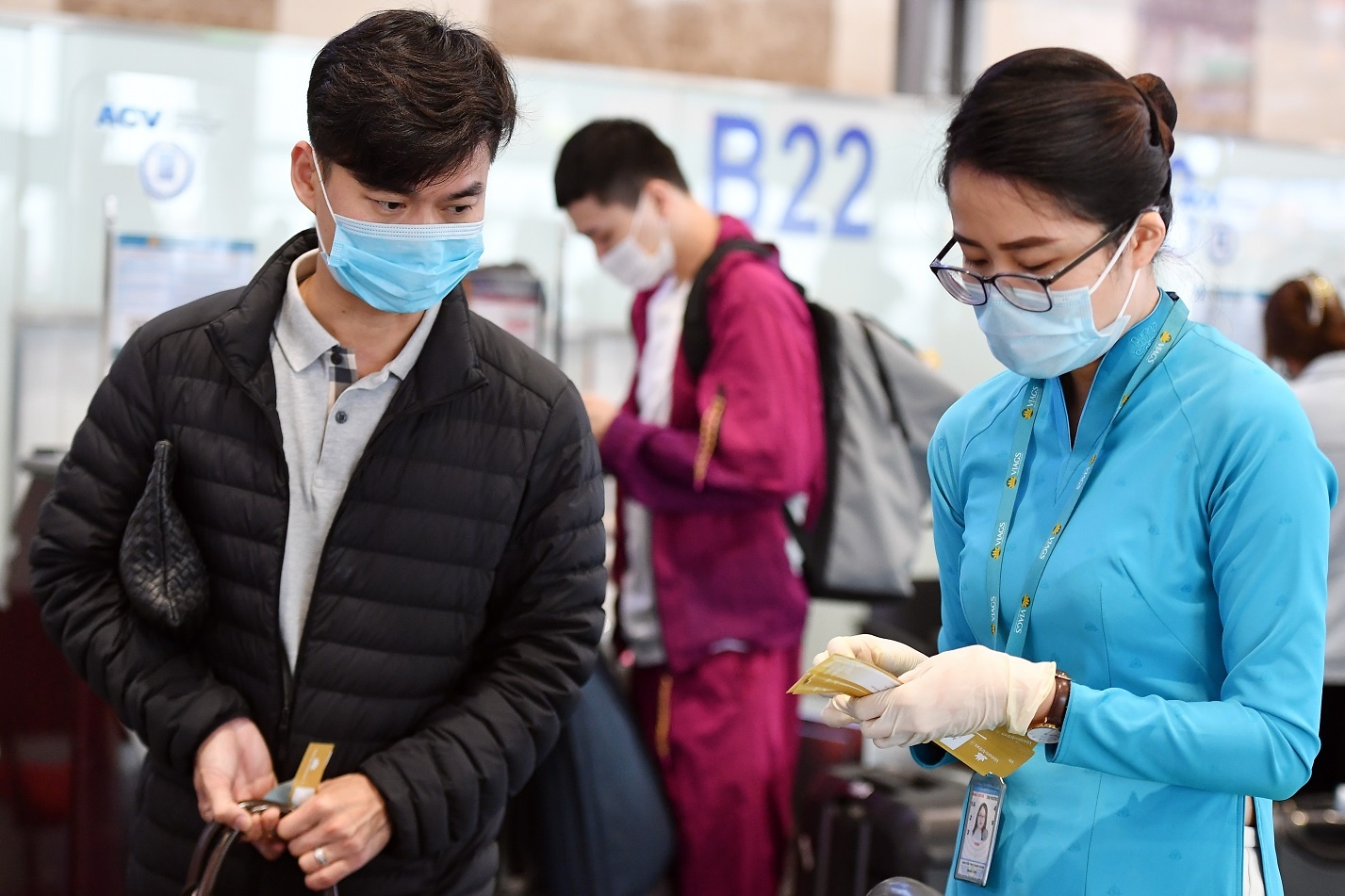 Luong khach tang dot bien, hang khuyen nghi den san bay som hinh anh