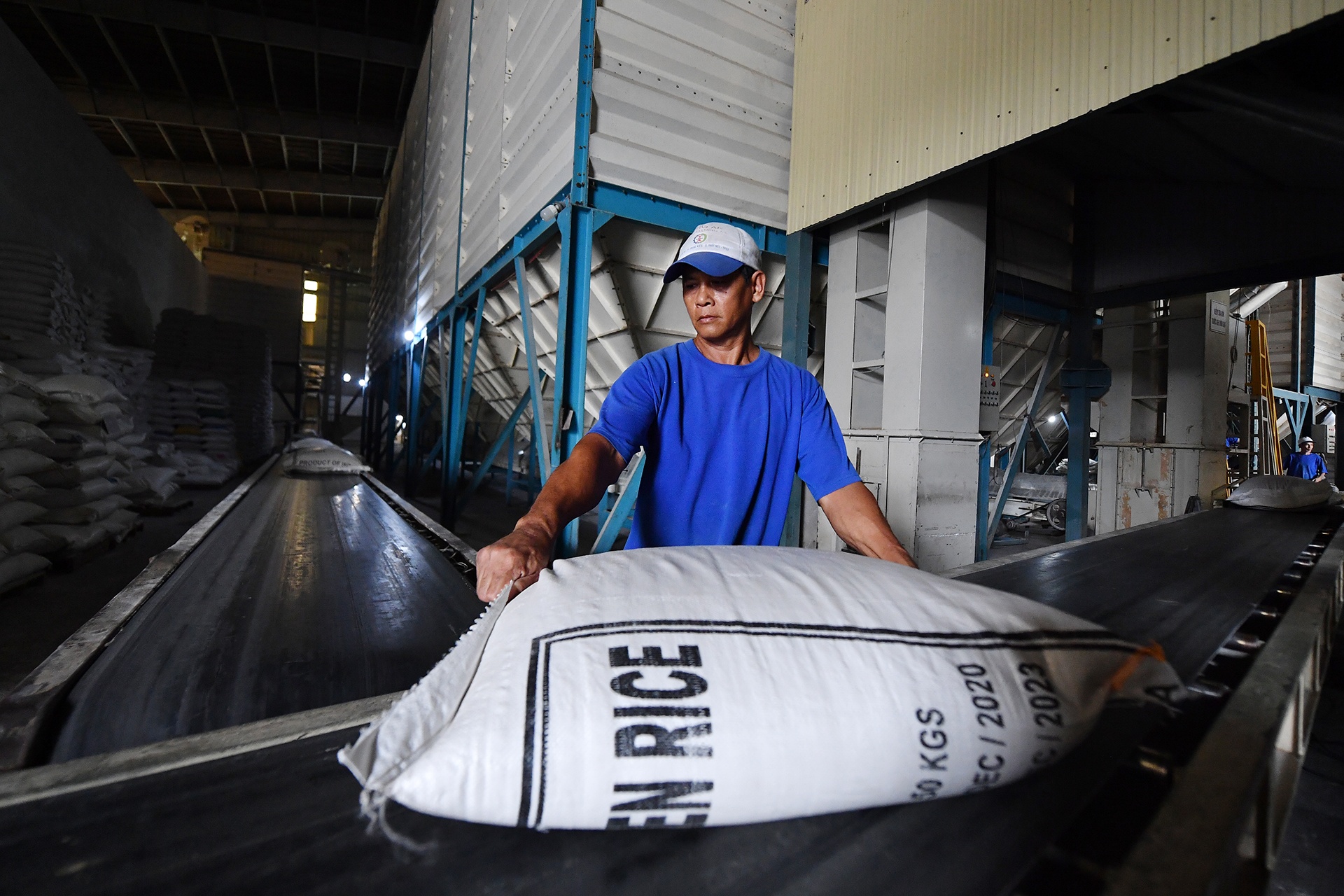 So nguoi nhan bao hiem xa hoi mot lan tang vot hinh anh