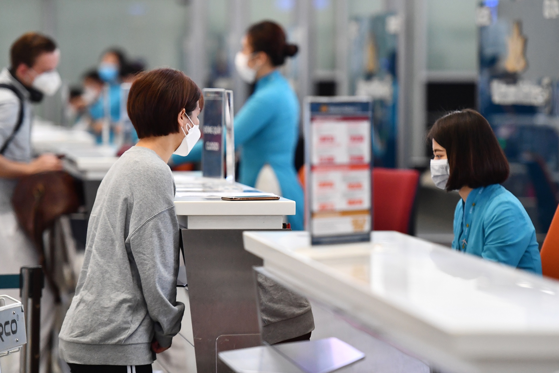 Nhieu loai phi, le phi hang khong tiep tuc giam toi het 2021 hinh anh