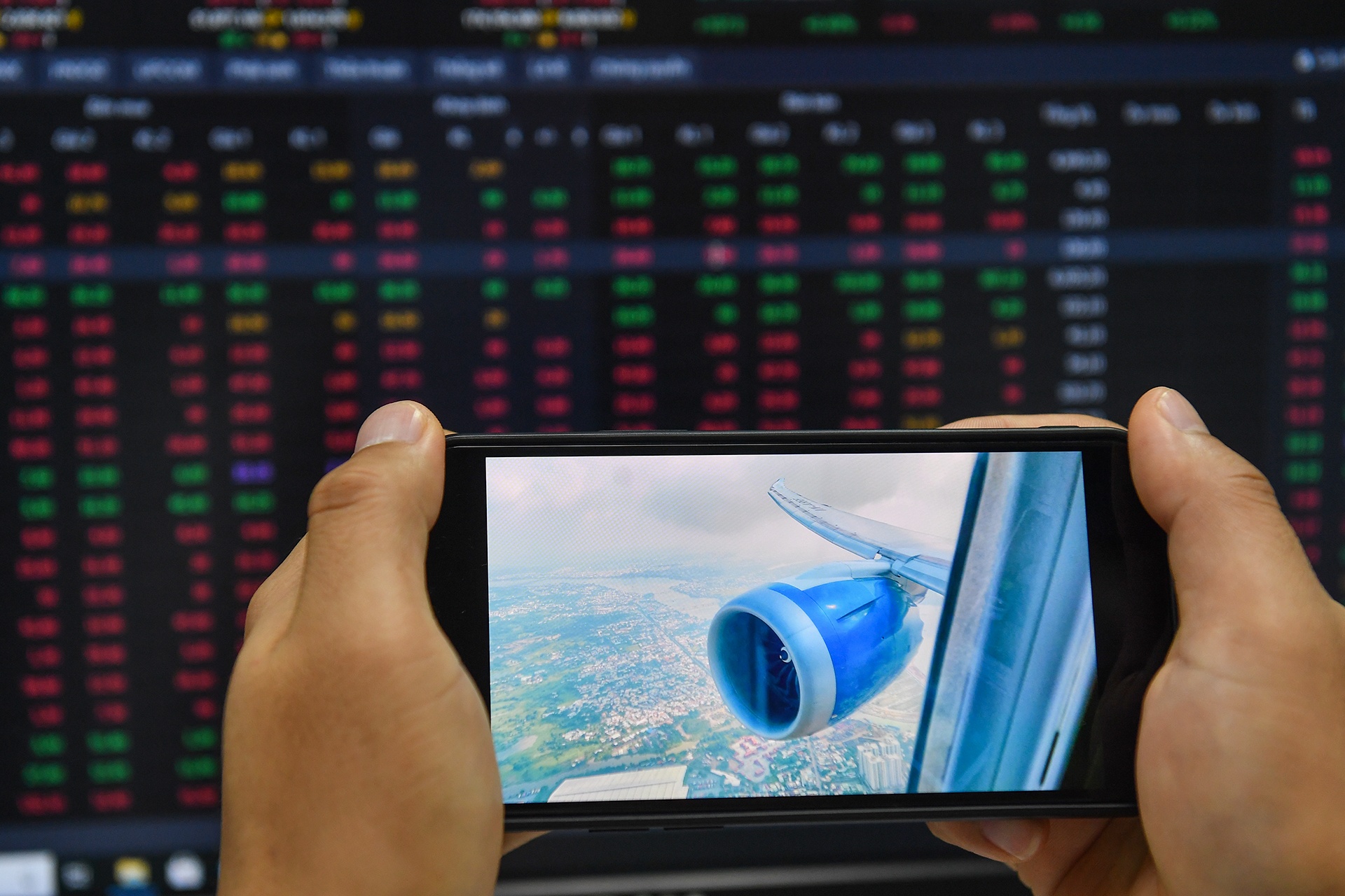 Co nen tiep tuc dau tu vao co phieu hang khong? hinh anh