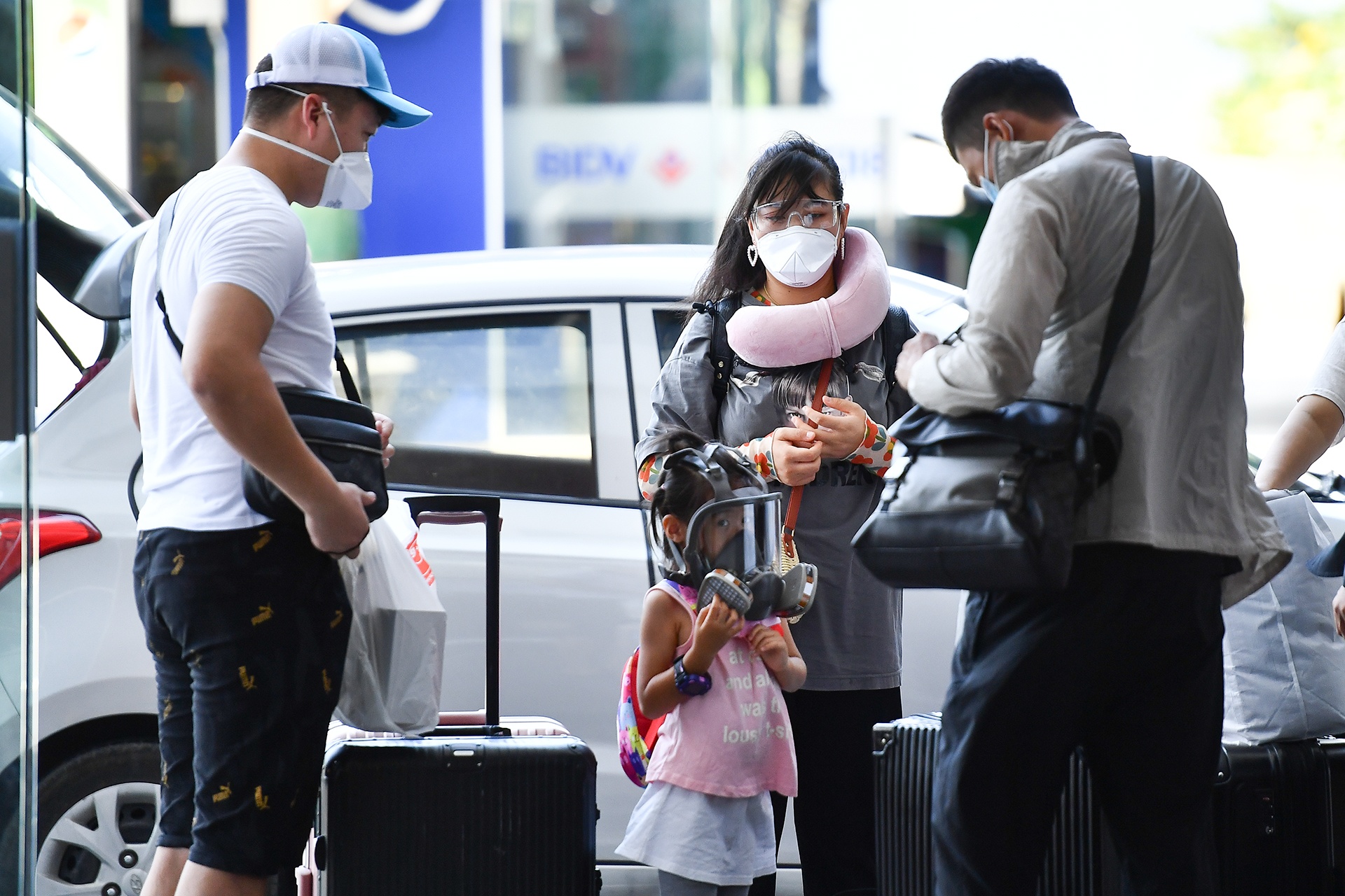 Hanh khach huy ve bay co duoc hoan phi soi chieu an ninh? hinh anh