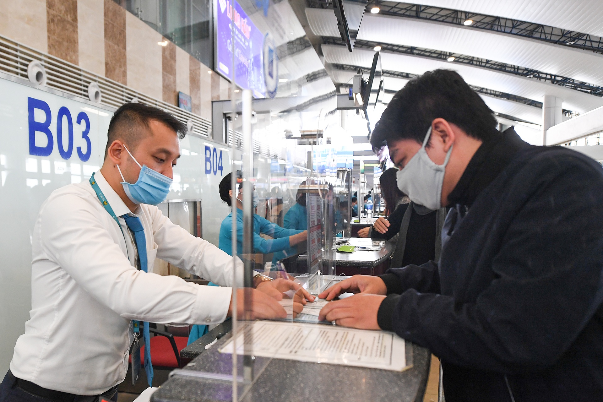 Gia ve bay thang TP.HCM - Ha Noi len toi 4,1 trieu dong hinh anh