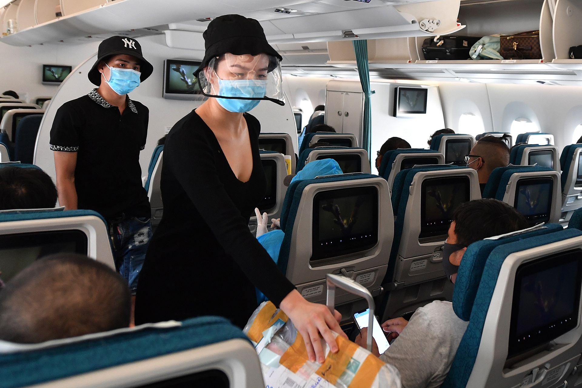 Ho tien trieu vi mua ve may bay som hinh anh