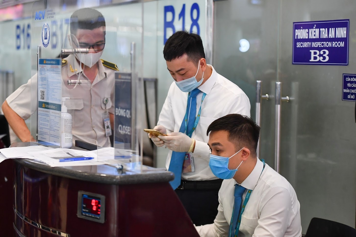 phi an ninh san bay anh 1