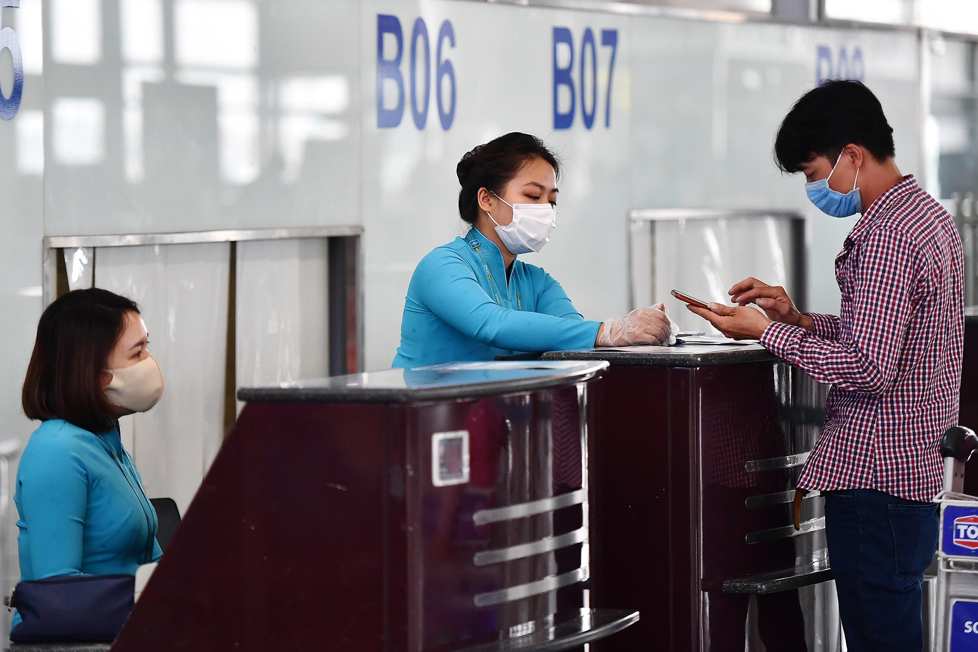 Gia ve may bay tang gap doi vi it chuyen hinh anh