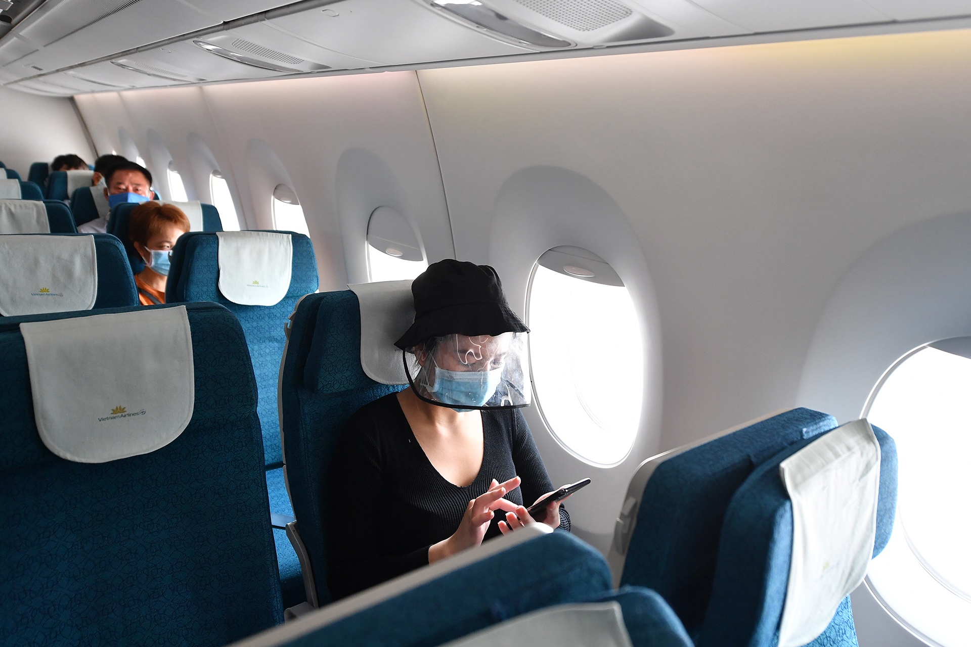 doi ve may bay covid-19 anh 1