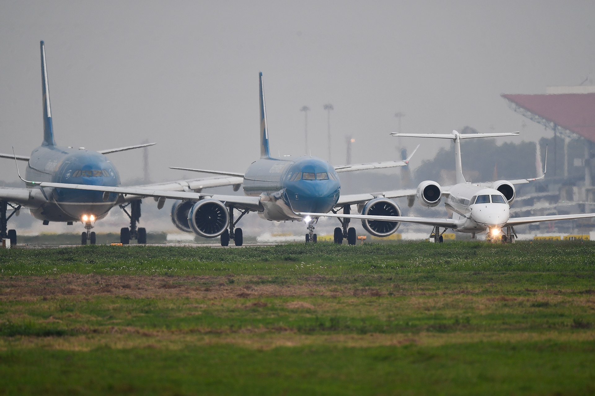 ap san gia ve may bay anh 2