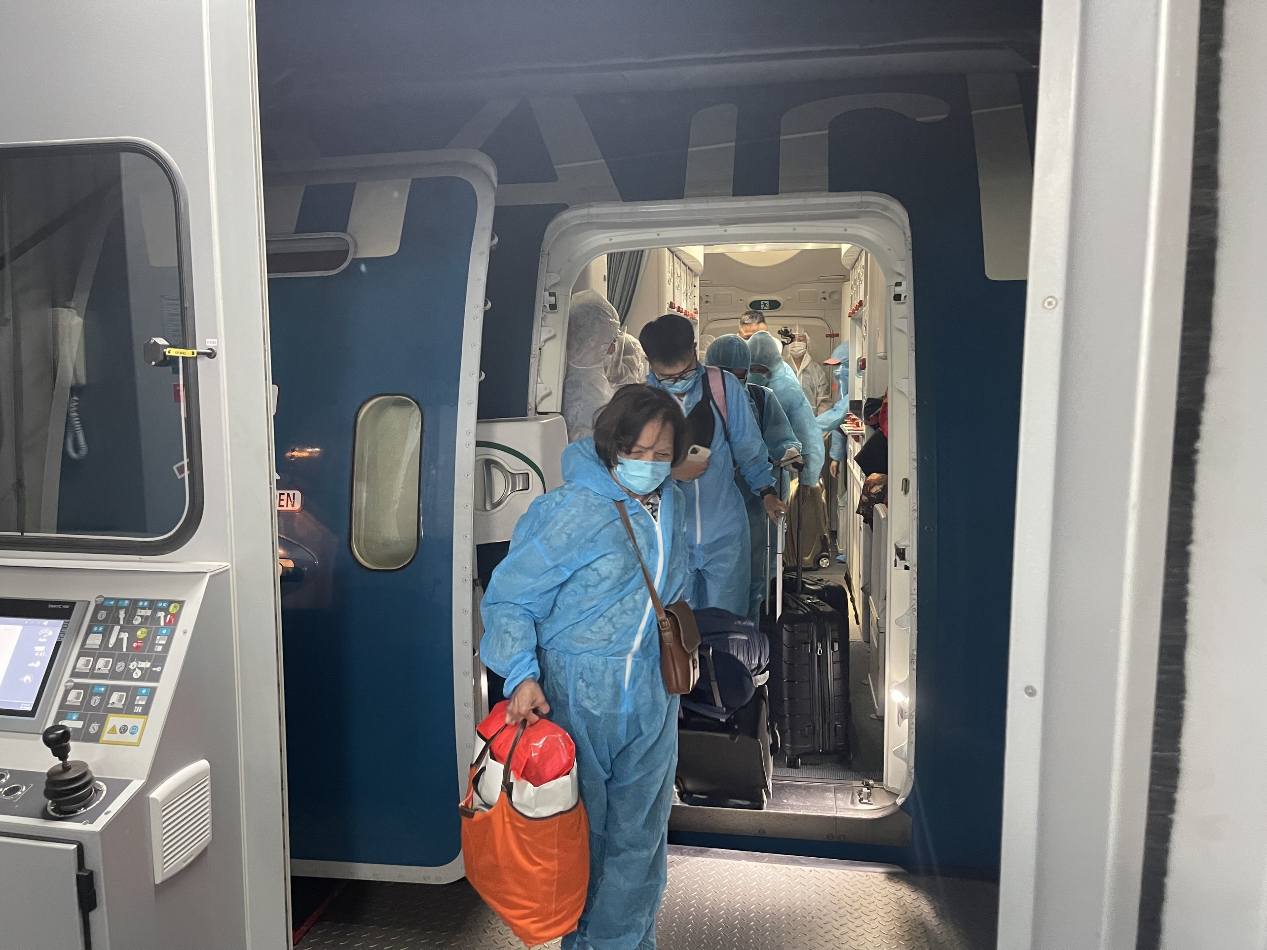 240 cong dan ve nuoc tren chuyen bay tu My hinh anh