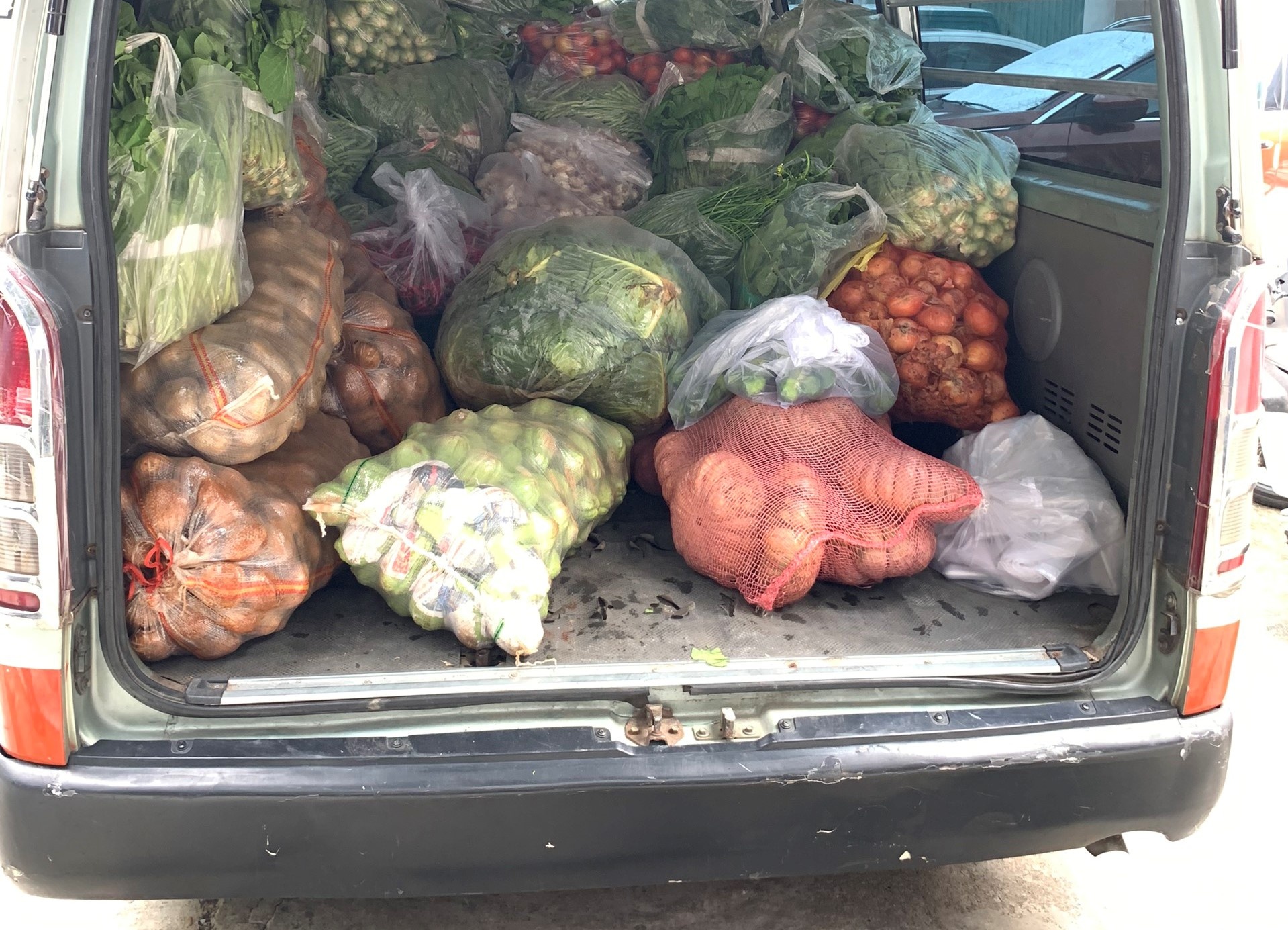 Trien khai 34 diem ban thuc pham luu dong binh on gia tai TP.HCM hinh anh