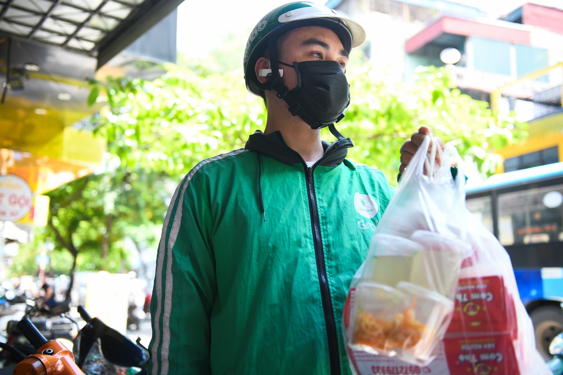 shipper ra duong phai co bang tay anh 1