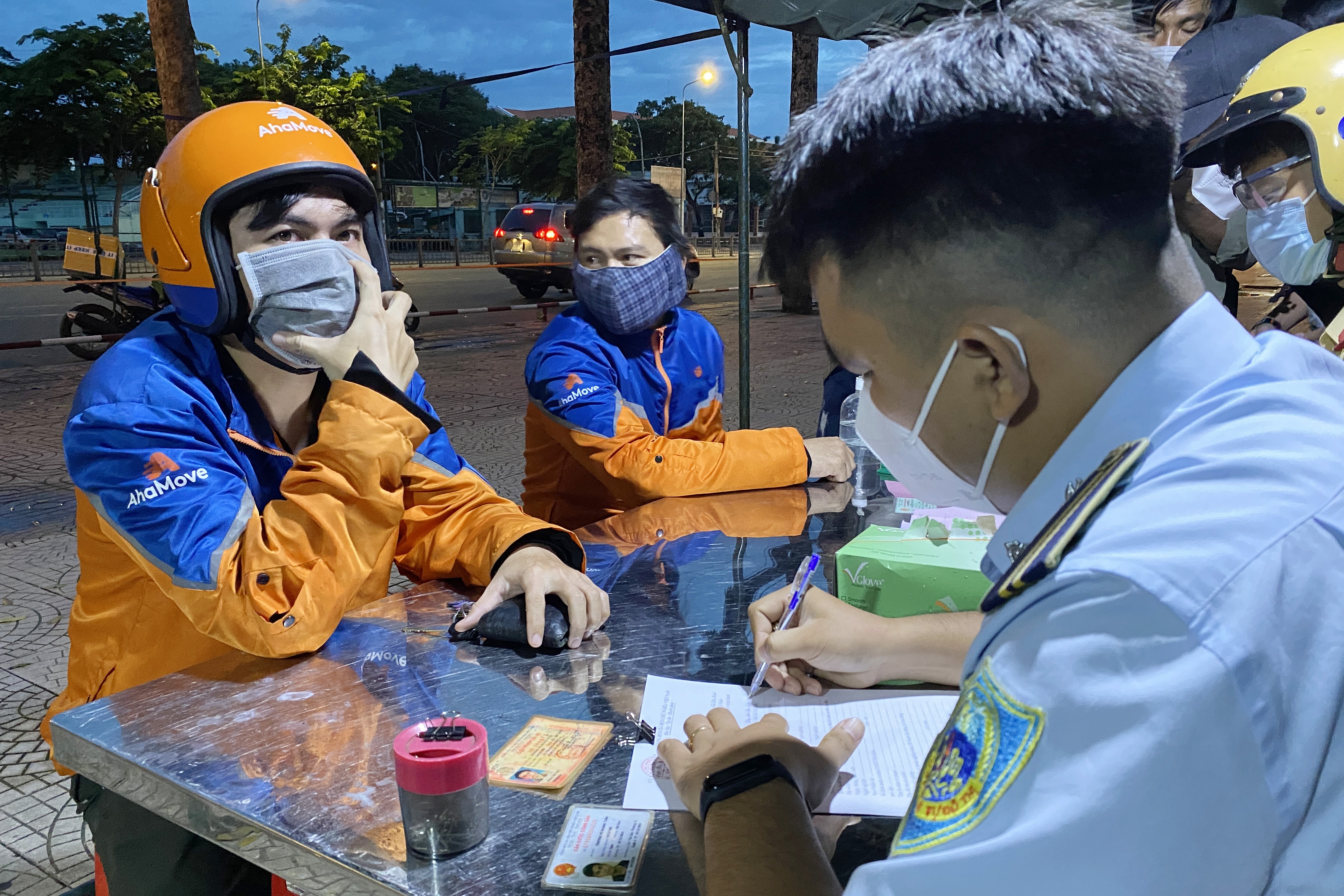 ahamove giao hang sau 18h anh 1