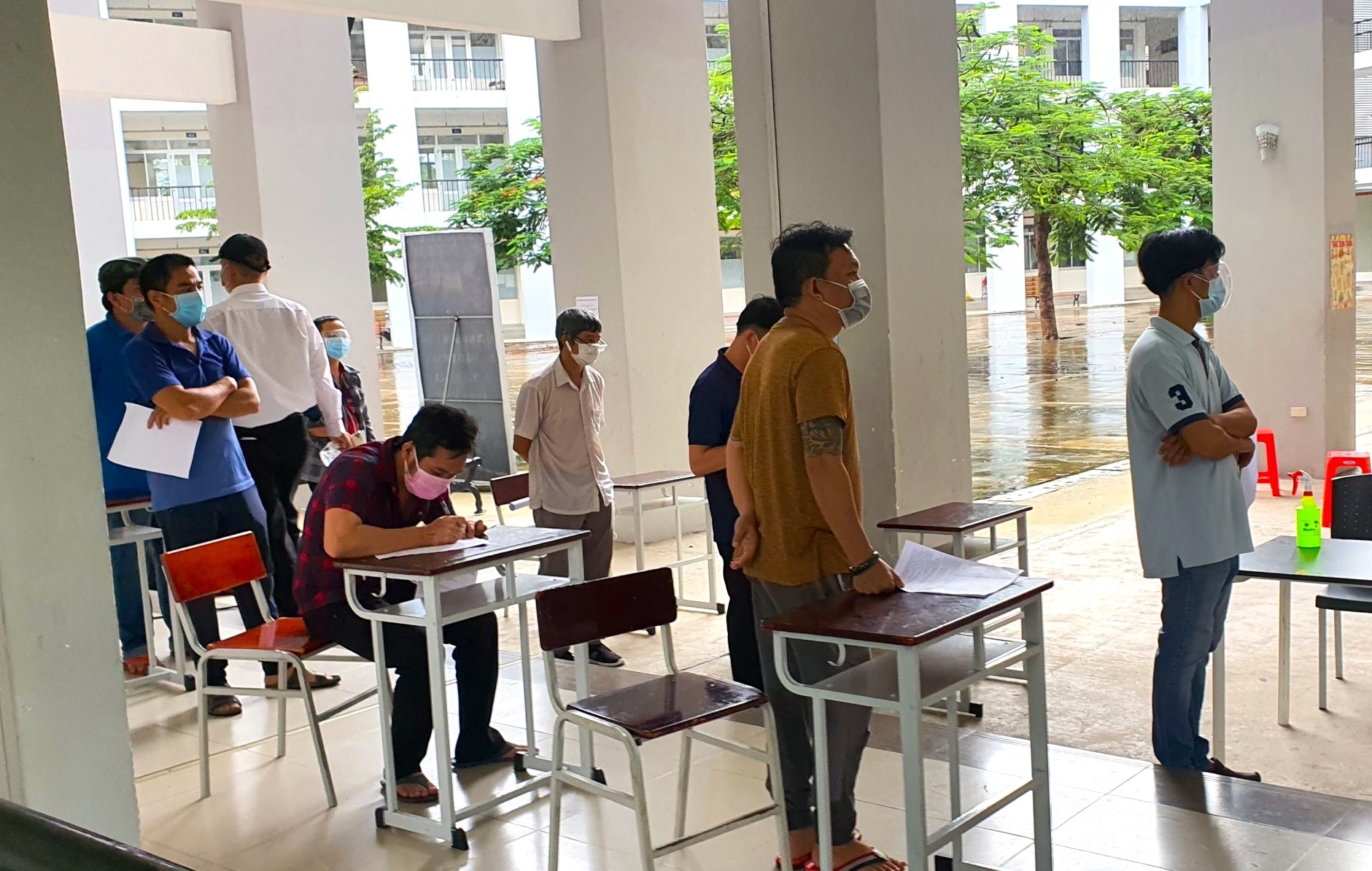 tiem vaccine cho shipper anh 1