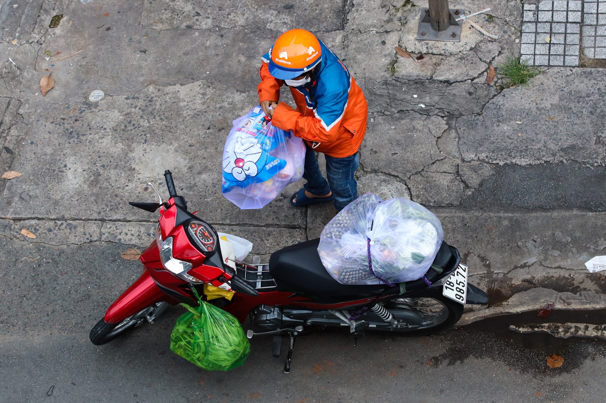 Shipper tai TP.HCM can nhac 'chay don ngoai' hinh anh