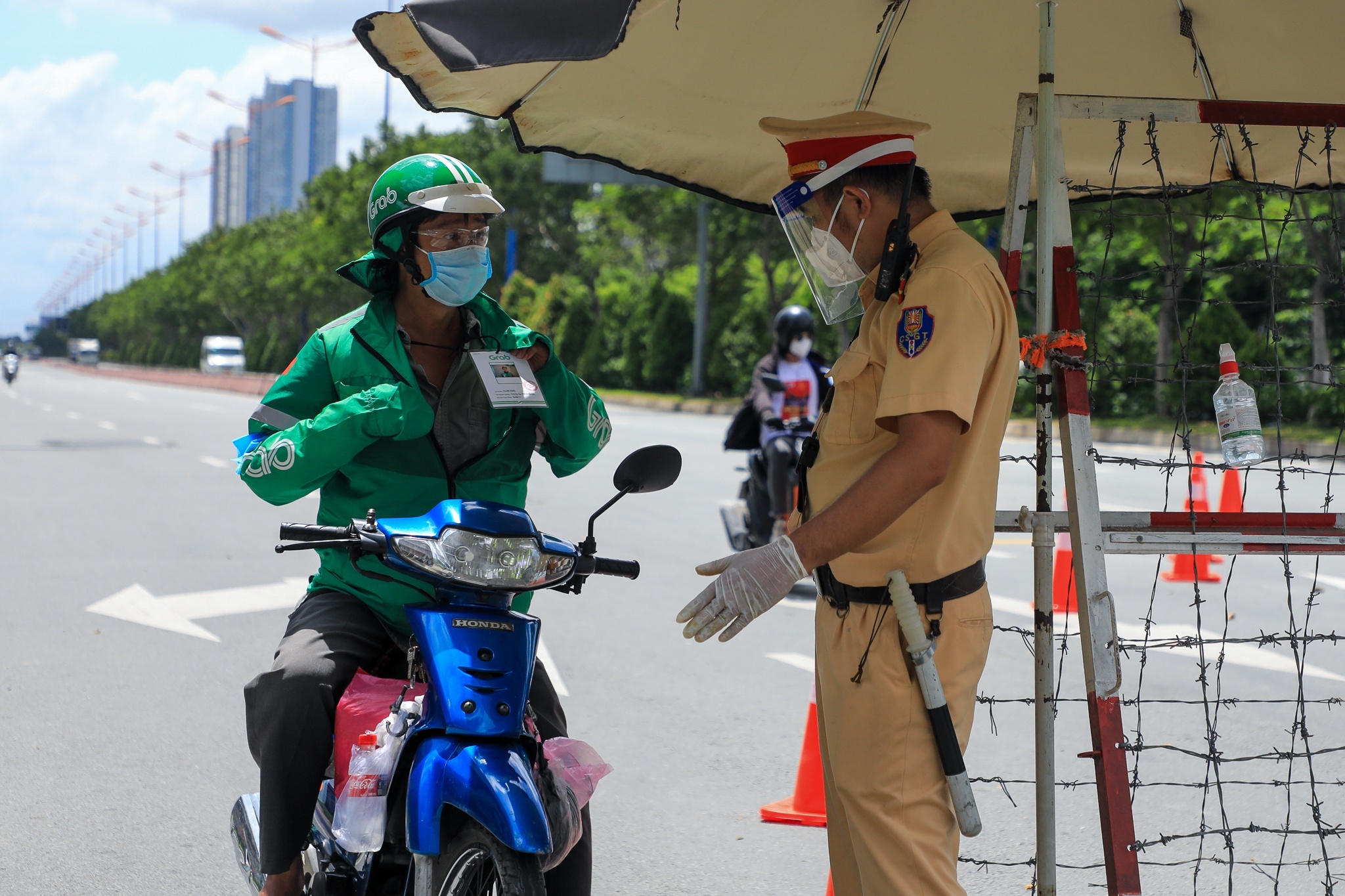 shipper tp.hcm giao don ngoai anh 1