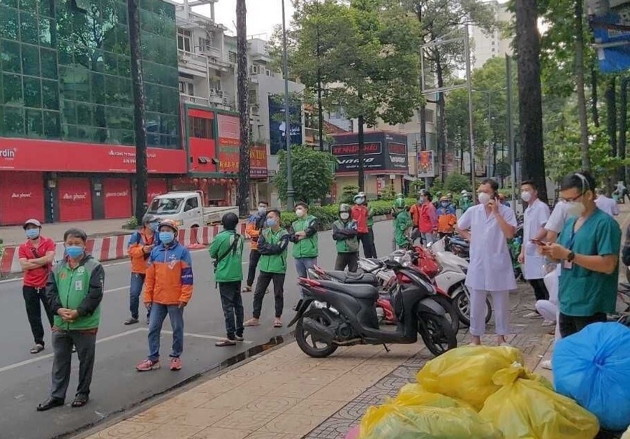 Shipper o TP.HCM tang dot bien, tram y te lai qua tai hinh anh