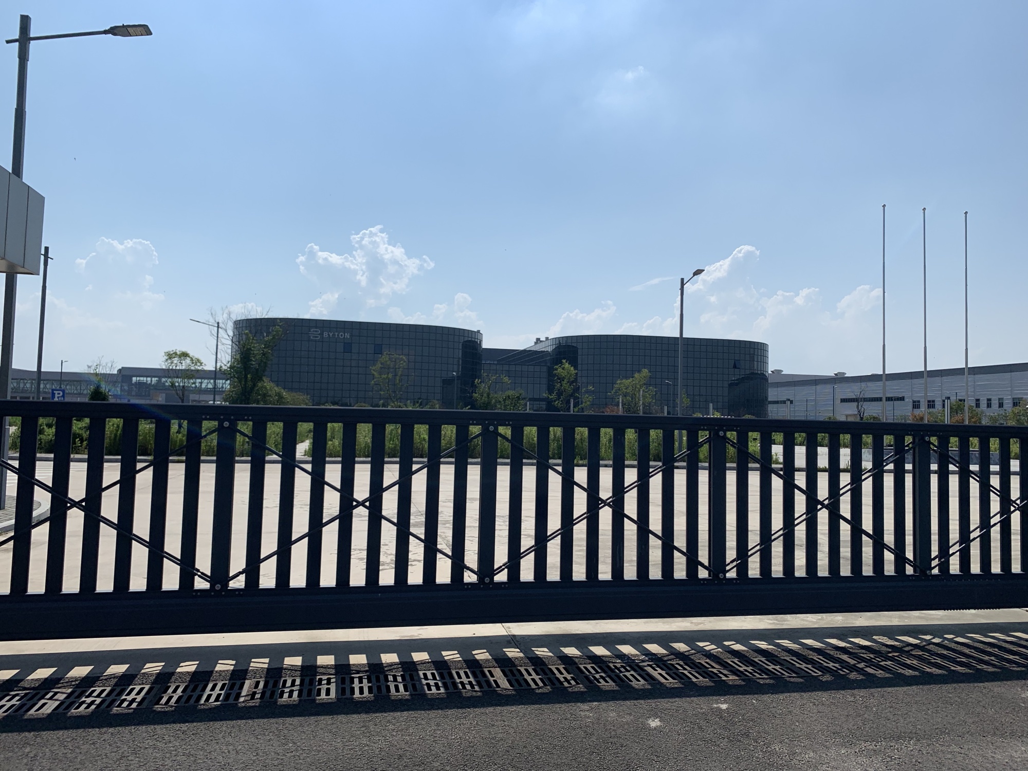 Nha may bi bo hoang va su bung no qua da cua nganh oto dien Trung Quoc hinh anh