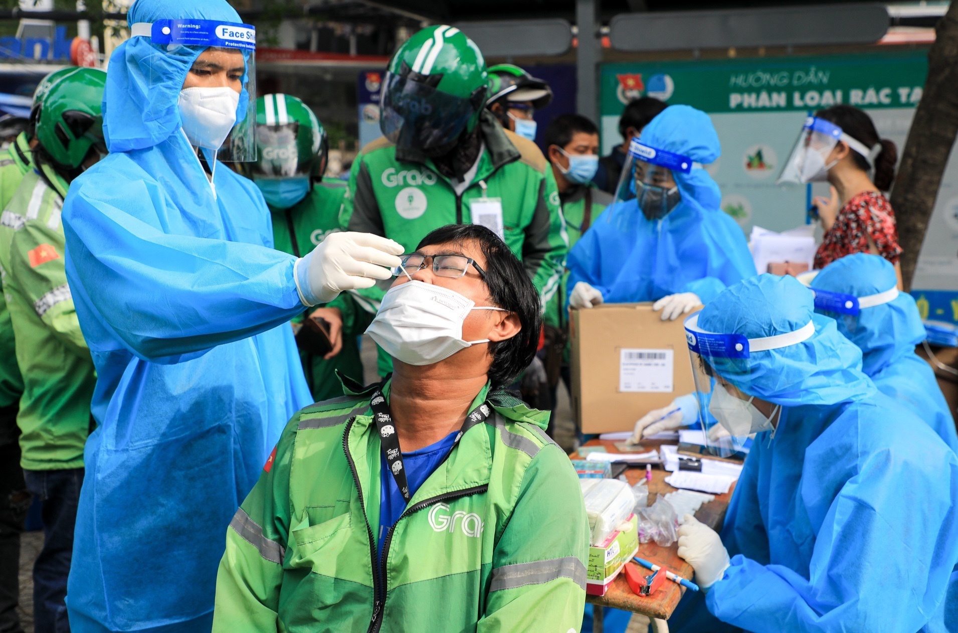 Shipper: 'Mat 260.000 dong de xet nghiem thi toi khong chay ship nua' hinh anh