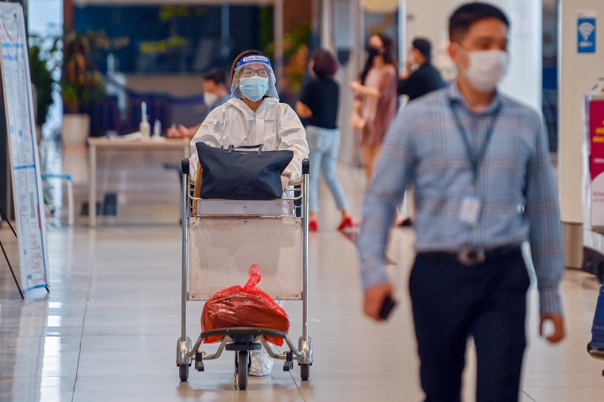 Luong khach bay dat ve TP.HCM - Ha Noi sat Tet 2022 van thap hinh anh