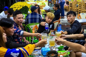 TP.HCM cho phep hang quan mo thi diem den 22h va ban bia ruou hinh anh