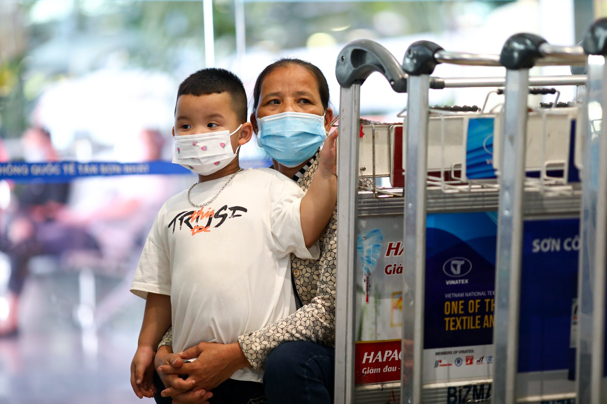 Taxi cong nghe, xe dich vu san bay Tan Son Nhat tang gia gap doi hinh anh